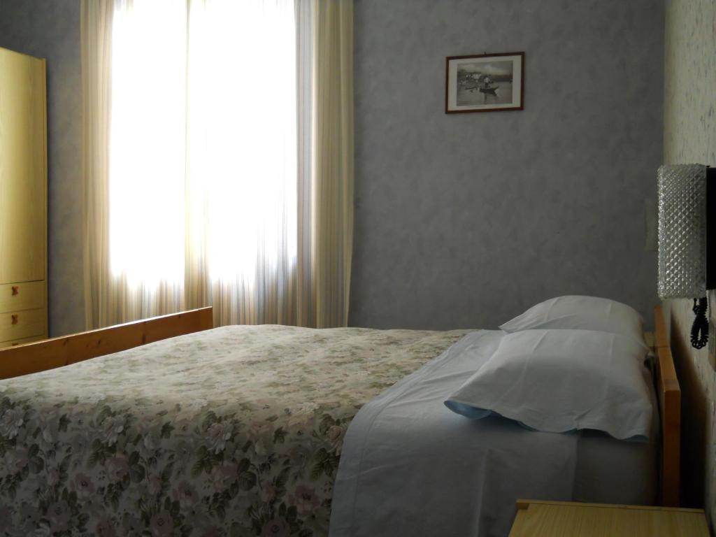 Hotel Del Pesce Luino Room photo