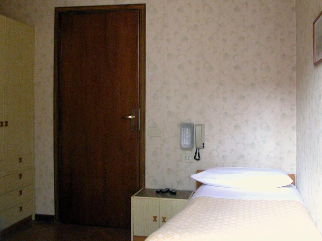 Hotel Del Pesce Luino Room photo