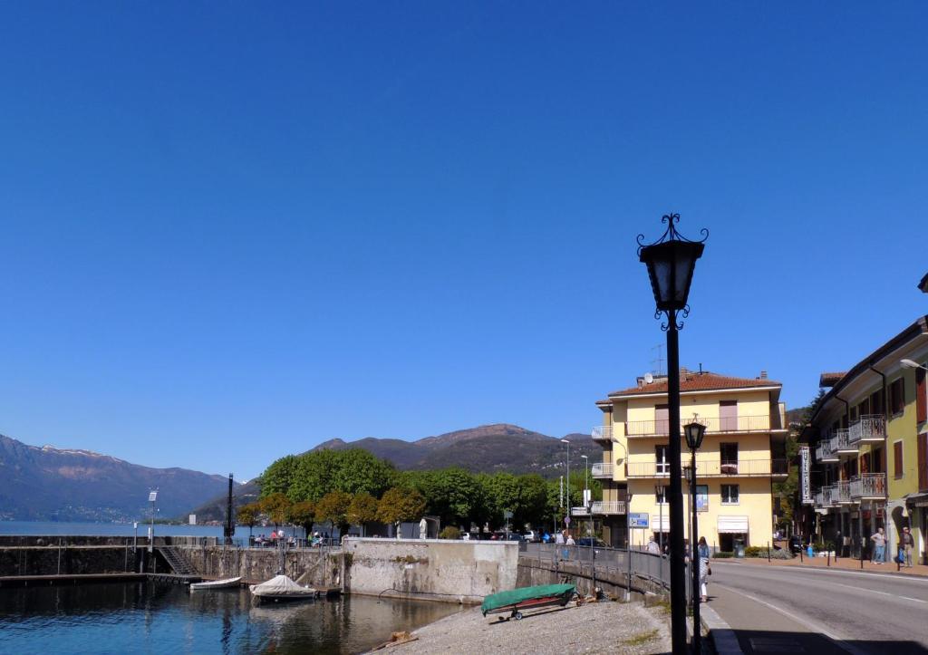 Hotel Del Pesce Luino Exterior photo